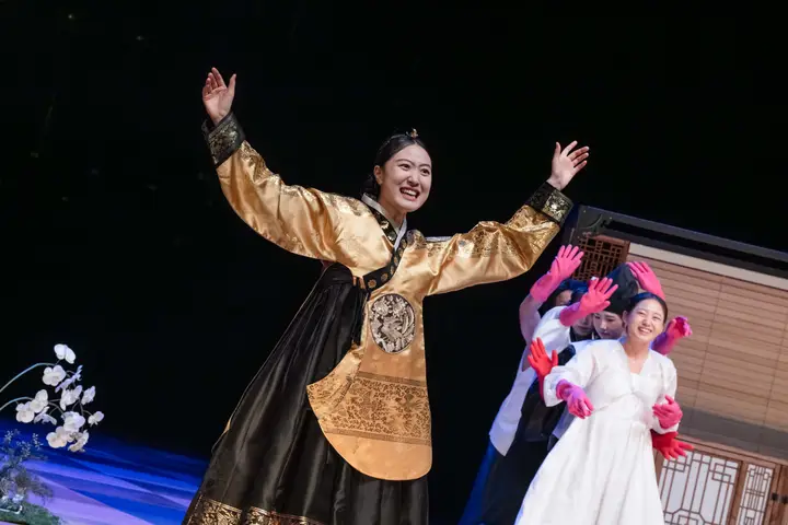 〈한 번도 못 본 한여름 밤의 꿈〉 공연 장면