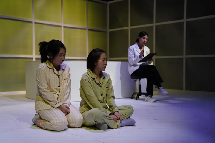 〈명백한 밤〉 공연 장면